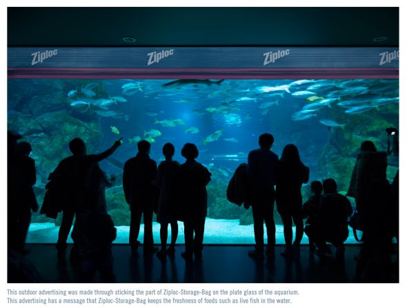 ジップロックの屋内看板。水族館の水槽はジップロックによって新鮮に保たれているそうです（笑）これはウマい！≪米国≫
