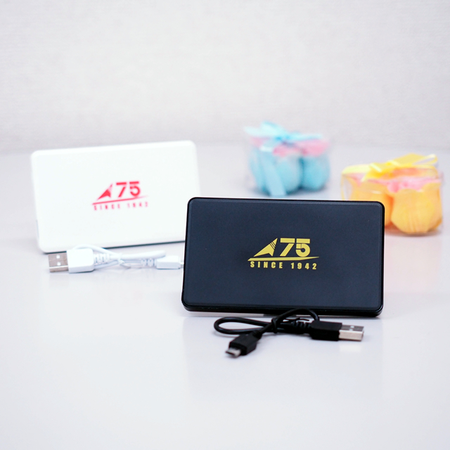 名入れ制作事例：会社創立75周年の記念品、物流企業がスマホグッズを制作（追加）